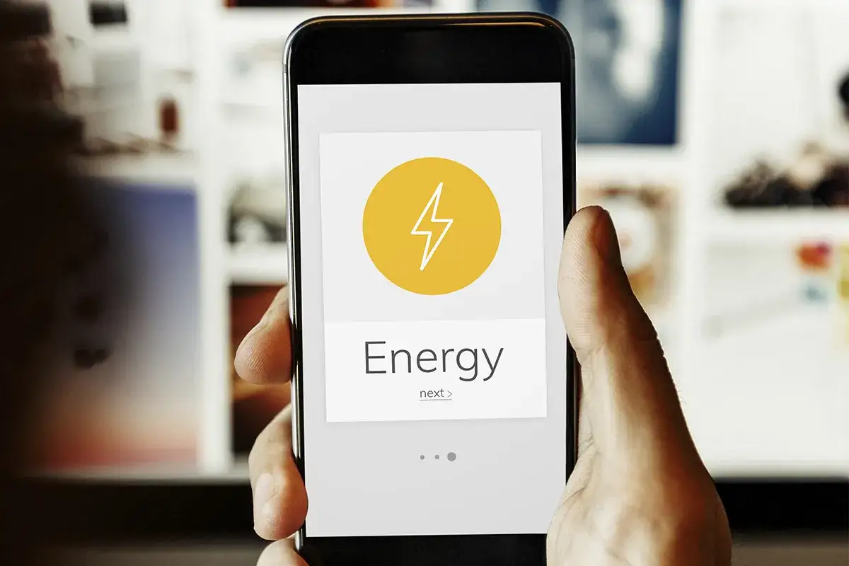 Mano sujetando un smartphone con la app 