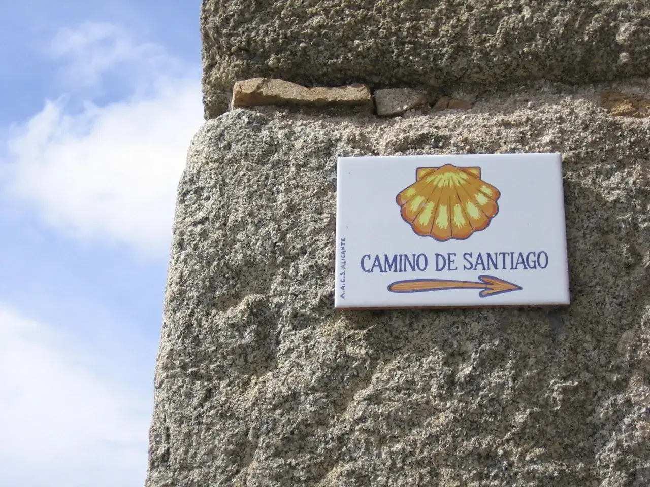 Znak Camino de Santiago na kamieniu. Planujesz jak przygotować się do przejścia trasy camino de santiago z polski?
