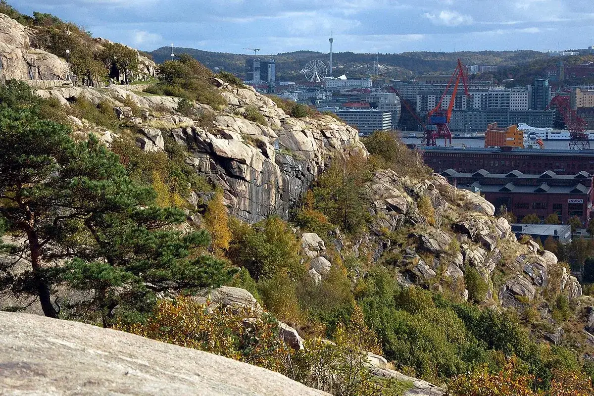 Steniga sluttningar med träd och buskar i Keillers park, med Göteborgs hamn och stad i bakgrunden.