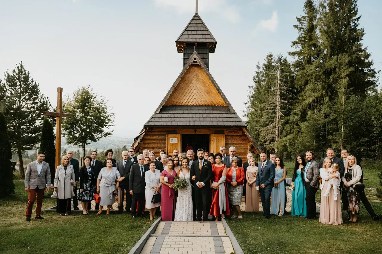 Rodzina i przyjaciele na ślubie w górach. Wesele w stylu humanistycznym, które zyskuje na popularności w Polsce w 2026 roku, to piękna alternatywa dla tradycyjnych ceremonii.
