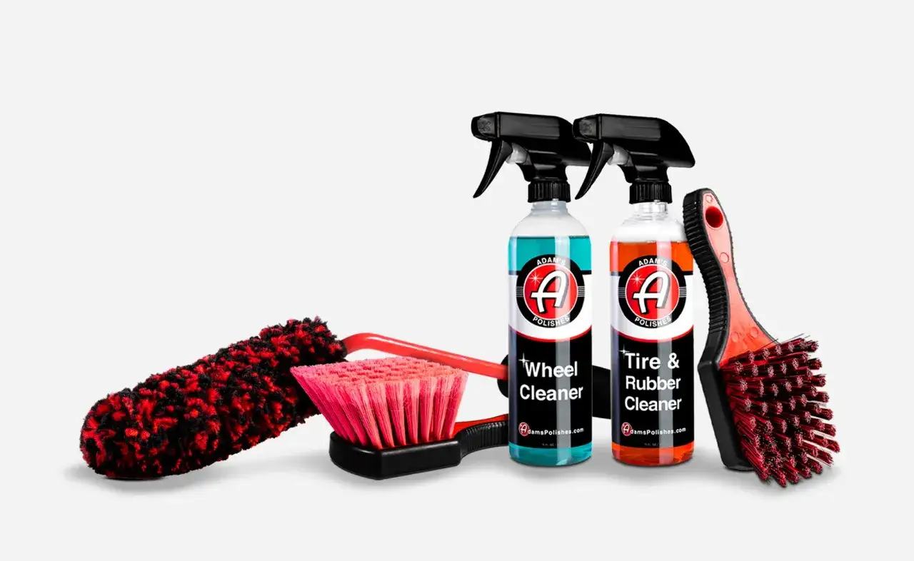 Zestaw do mycia felg: dwa preparaty w sprayu (Wheel Cleaner, Tire & Rubber Cleaner) i dwie szczotki.