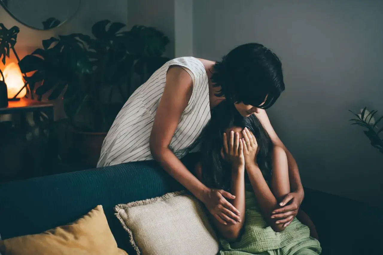 Una madre consola la figlia che piange, un momento di tristezza che fa pensare ai genitori che non apprezzano i figli.