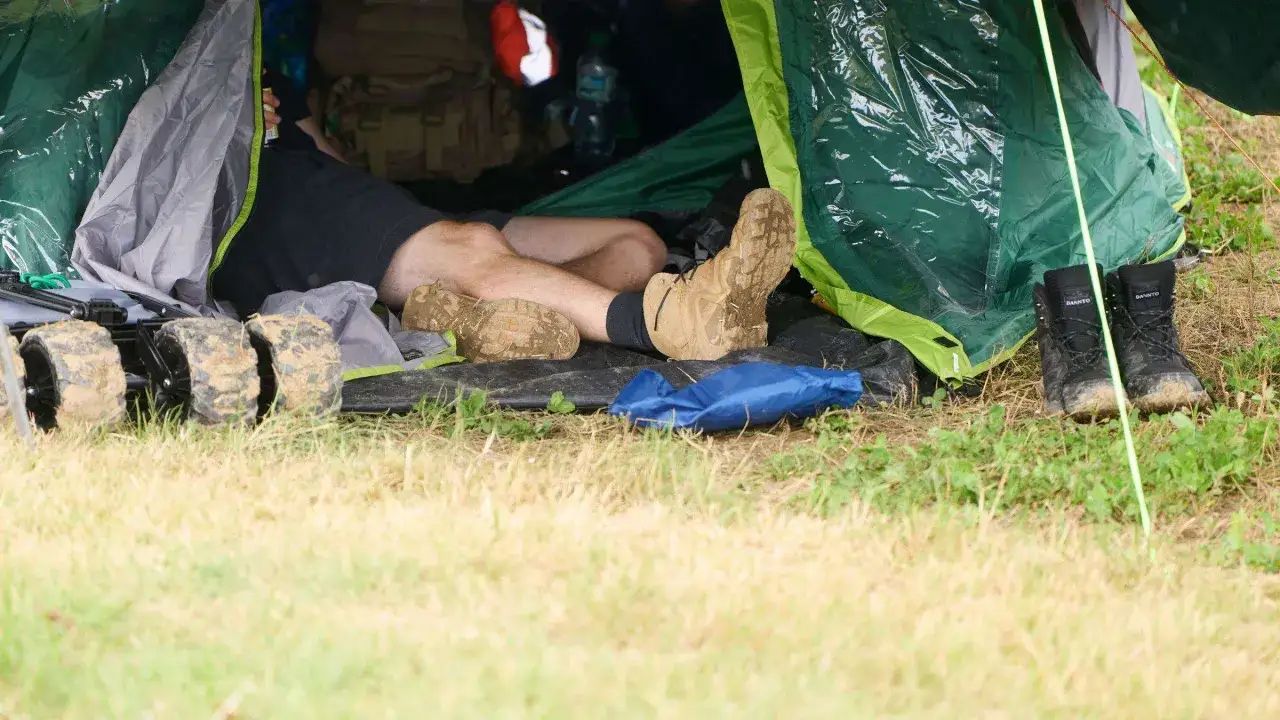 Schlammige Stiefel im Zelt. Hoffentlich kein &Auml;rger wegen Wildcampen Strafe.
