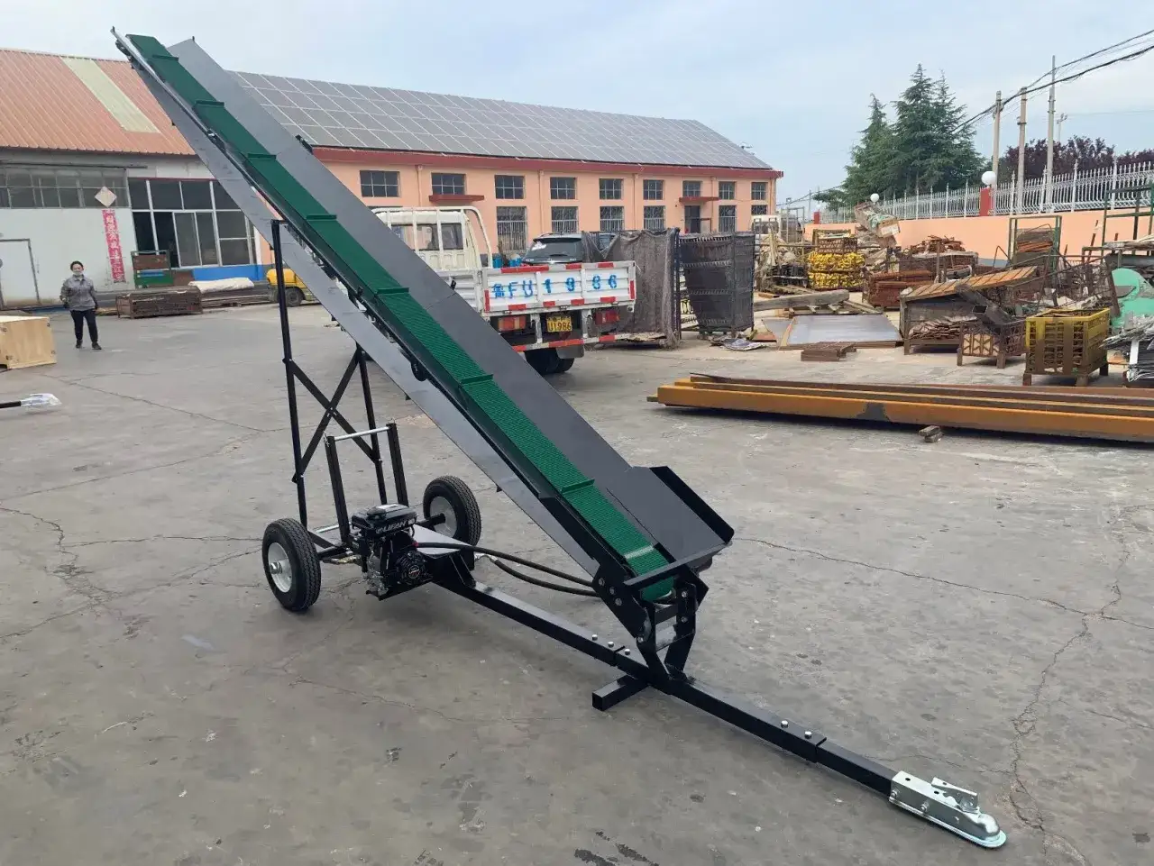 Mobile wipps&auml;ge mit benzinmotor und f&ouml;rderband, bereit f&uuml;r den Holzeinschlag.