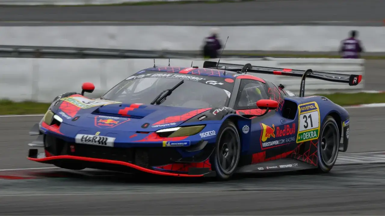 Coche de carreras azul y rojo con el n&uacute;mero 31 en el N&uuml;rburgring. &iexcl;Max Verstappen en acci&oacute;n!
