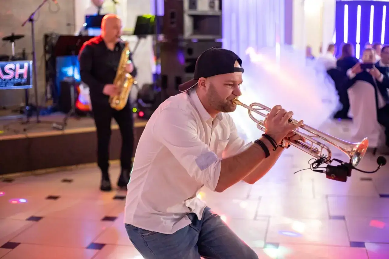 trąbka w orkiestrze saksofon w zespole jazzowym