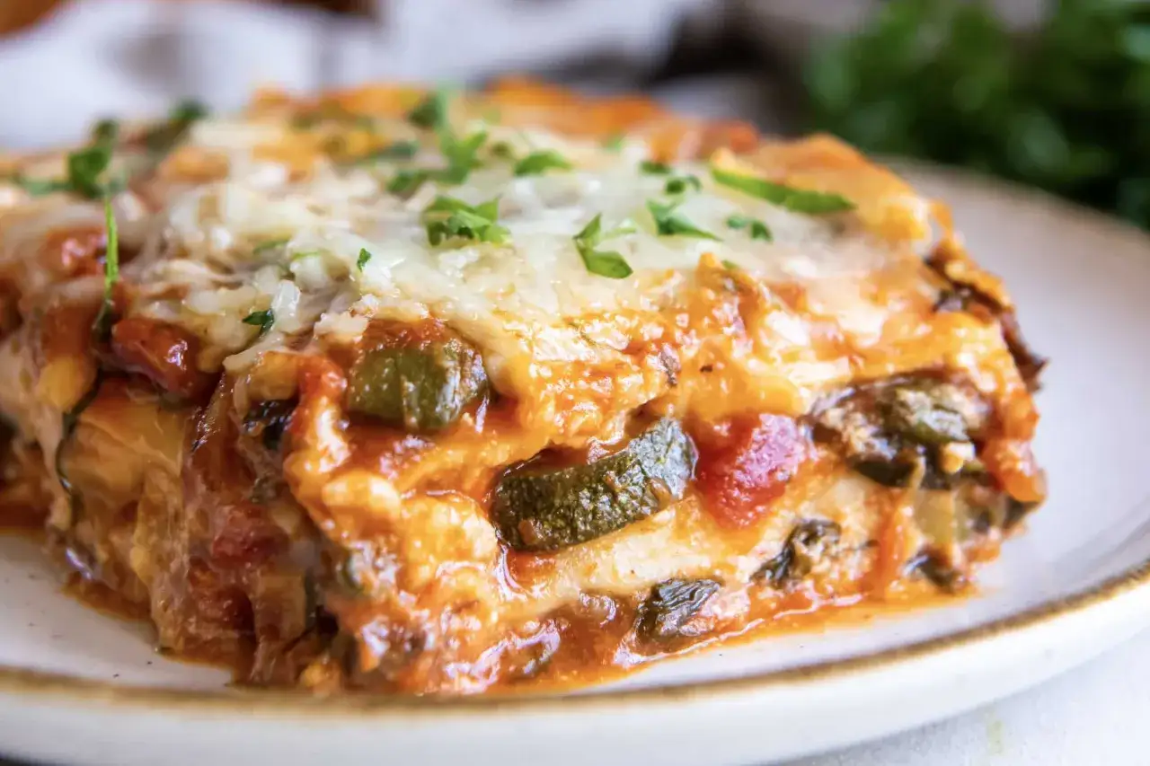 En saftig bit vegetarisk lasagne med sm&auml;lt ost och f&auml;rska &ouml;rter. Perfekt f&ouml;r en mysig middag.