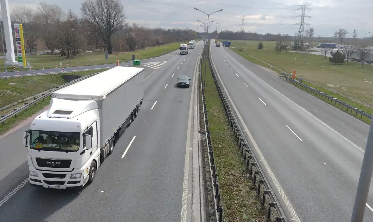 Ciężar&oacute;wka i samochody jadą autostradą S7. Czy S7 jest płatna? Kierowcy płacą za przejazd, by korzystać z tej drogi.