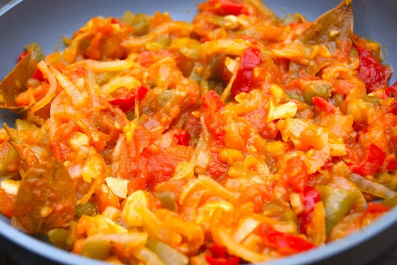 Poêlée de poivrons, tomates et oignons, un délice pour une piperade recette.