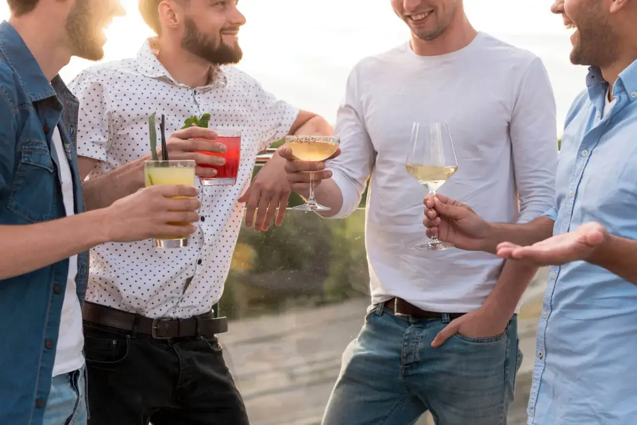 Przyjaciele świętują, pijąc kolorowe drinki. Idealne pomysły na kawalerski!