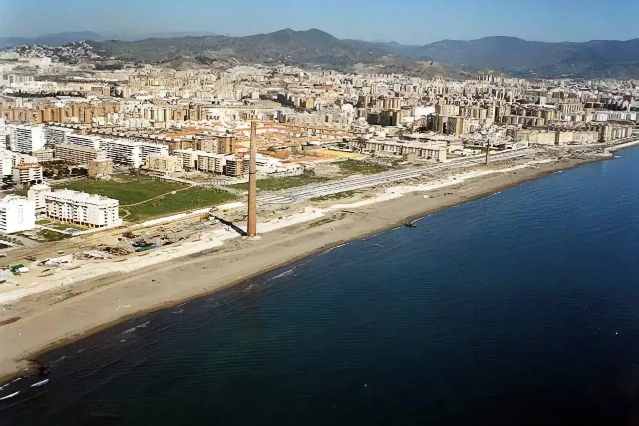 Vista aérea de la playa Misericordia con la ciudad al fondo. Para llegar, sigue la costa.
