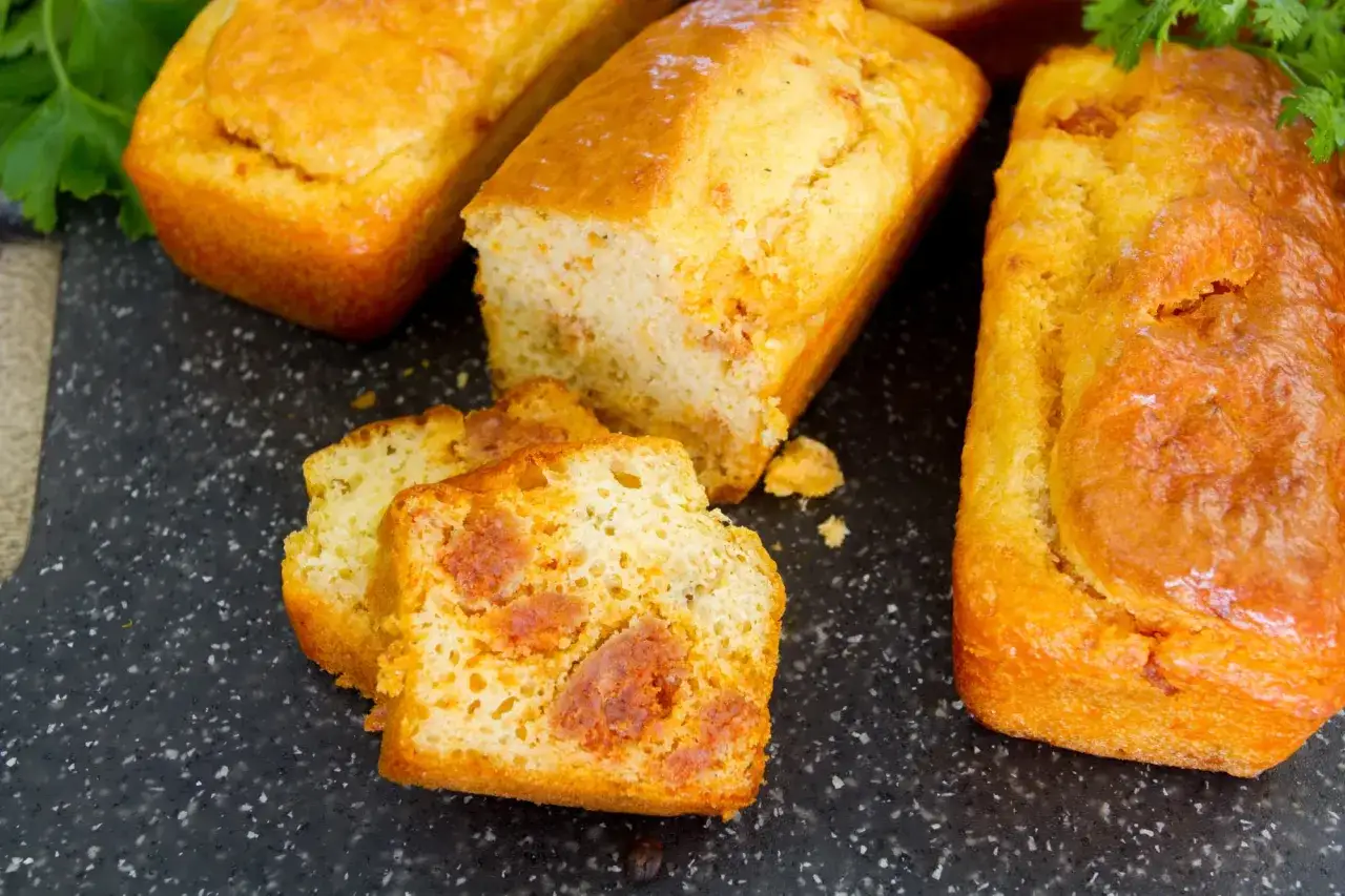 Petits pains dor&eacute;s, un coup&eacute; r&eacute;v&egrave;le des morceaux de chorizo et de ch&egrave;vre. Parfait pour un ap&eacute;ritif savoureux.