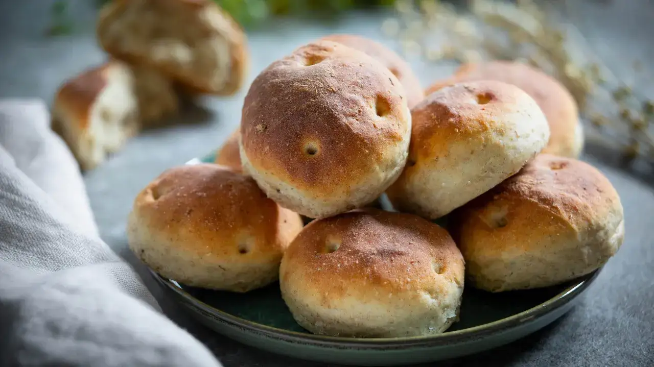 Nybakade potatisbullar på en grön tallrik, redo att avnjutas. Perfekt att baka med potatis!