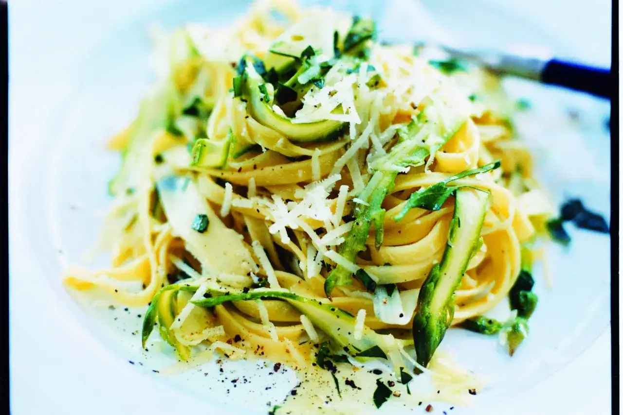 En kr&auml;mig sparris pasta med riven parmesan och f&auml;rska &ouml;rter. En perfekt sommarr&auml;tt.