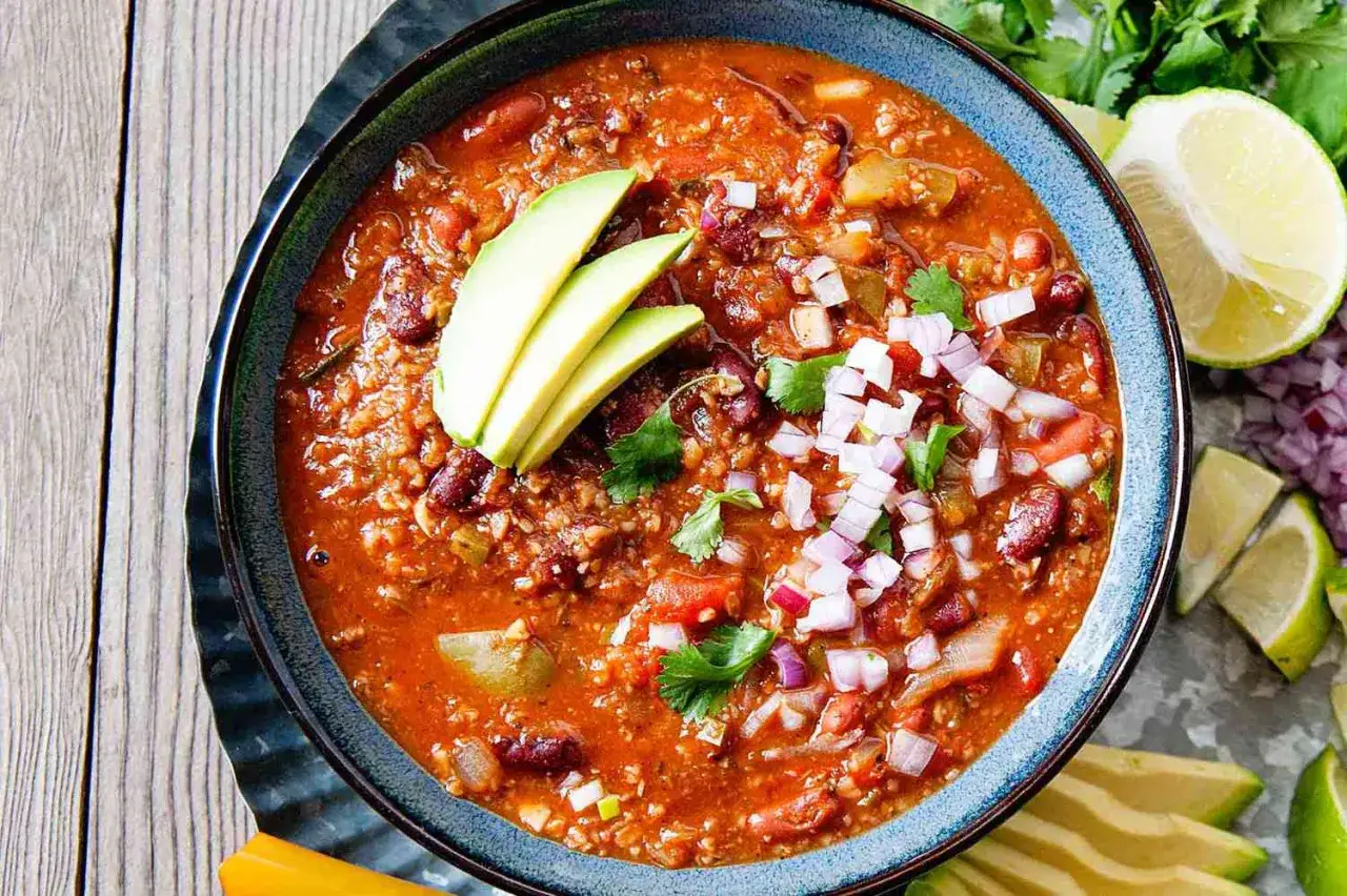 En sk&aring;l med mustig chili sin carne, toppad med avokado, r&ouml;dl&ouml;k och koriander. Serveras med limeklyftor.