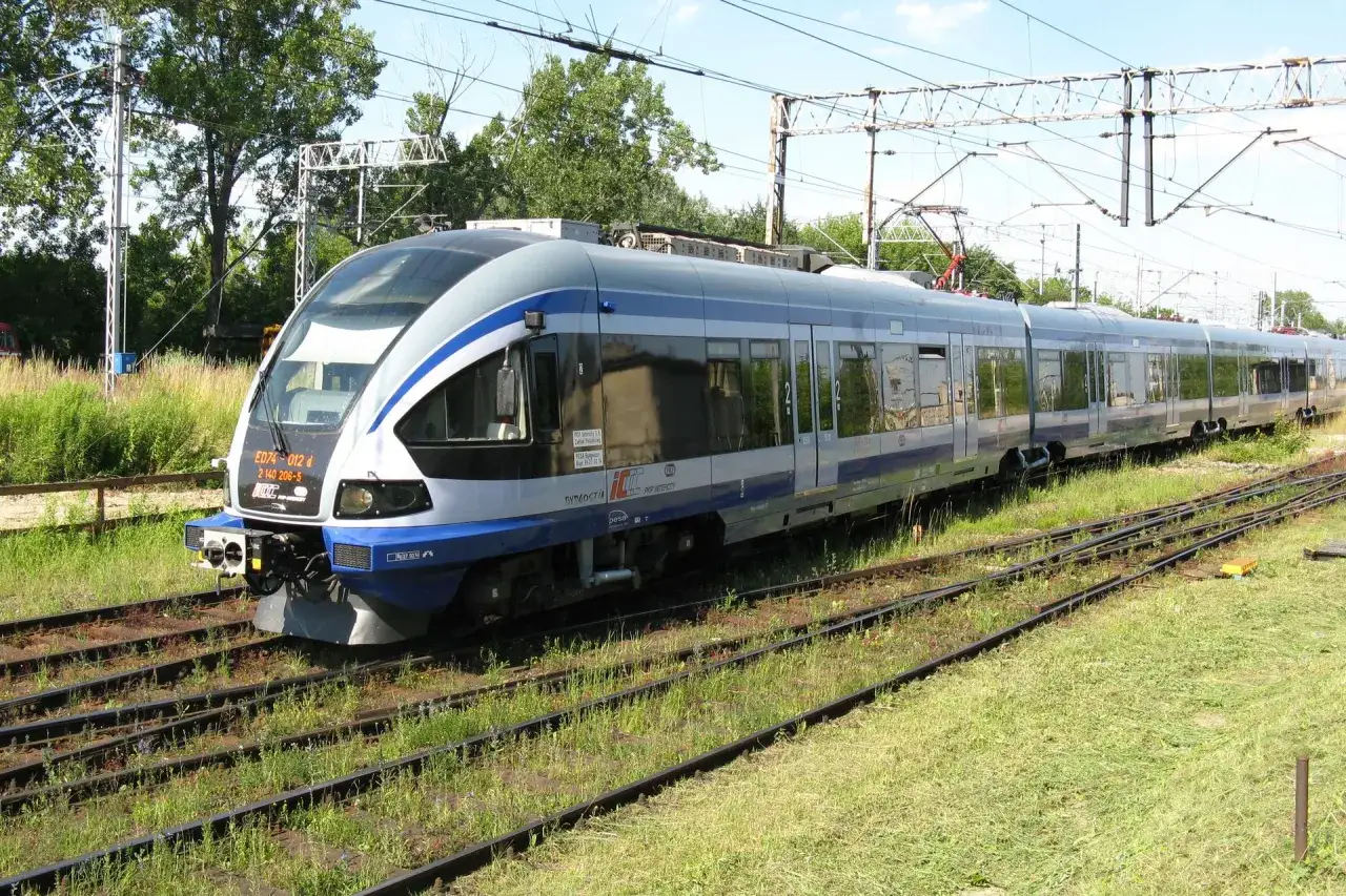Nowoczesny pociąg Pesa Bydgoszcz na torach, gotowy do podróży.