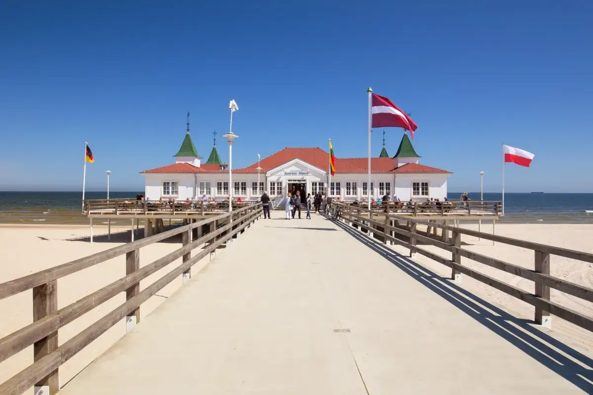 Promenade mit Restaurant am Strand, ein beliebtes Ausflugsziel an der Ostsee.
