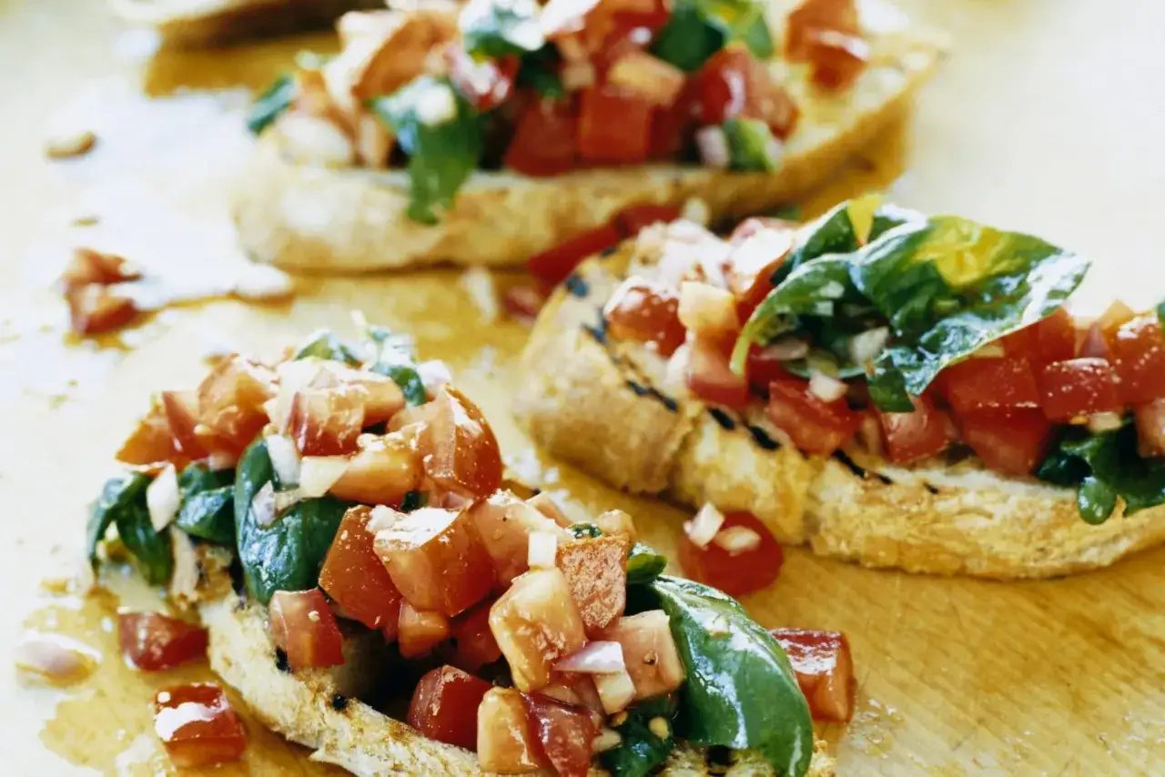 Grillad baguette med f&auml;rska tomater, basilika och vitl&ouml;k. Ett enkelt och gott bruschetta recept.