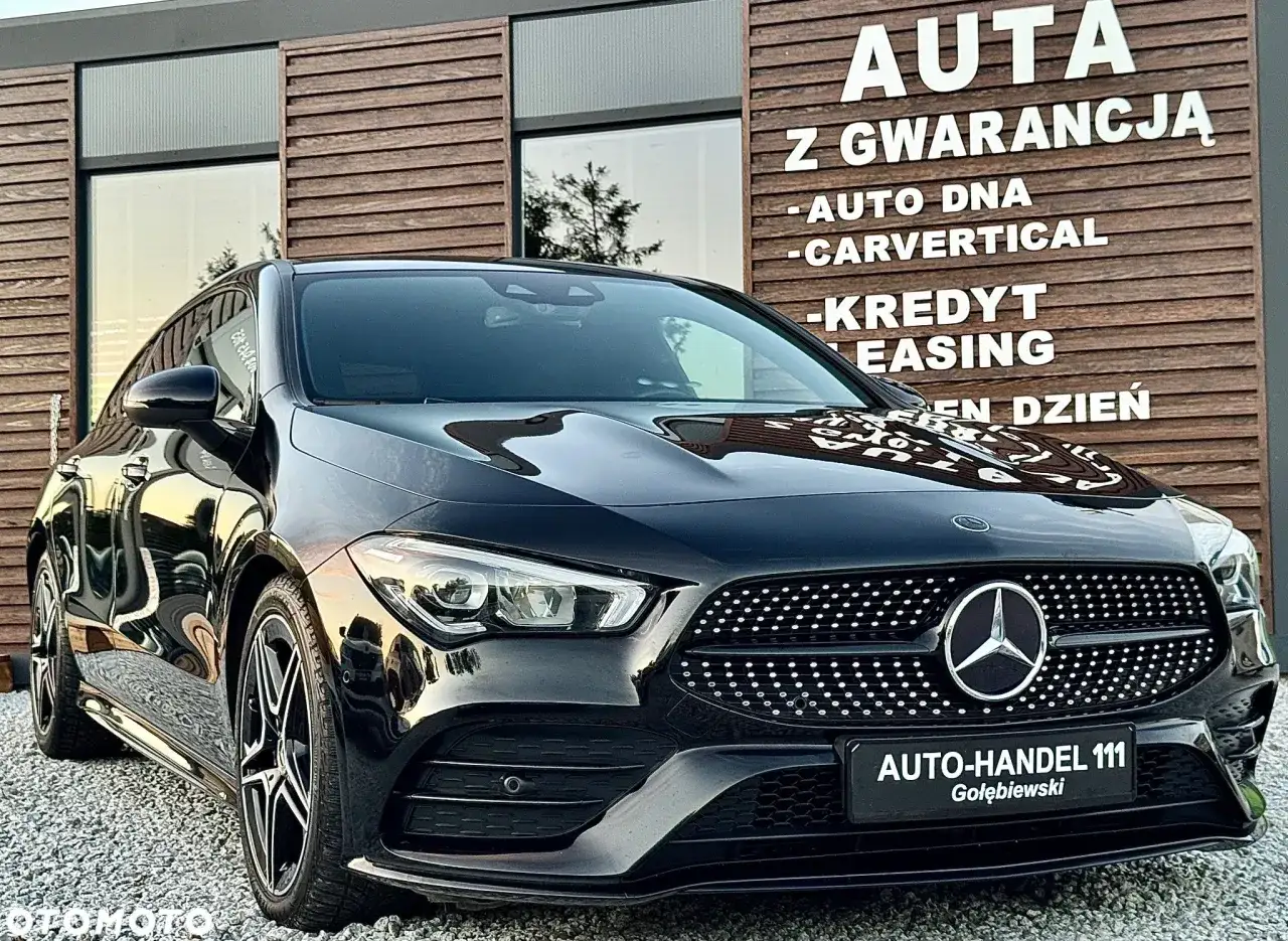 Czarny Mercedes CLA przed salonem. Zastanawiasz się nad zakupem? Sprawdź potencjalne mercedes cla awarie i problemy przed podjęciem decyzji.