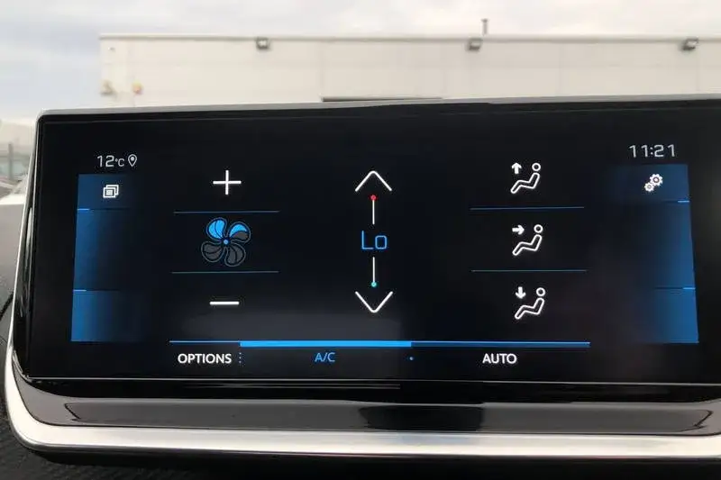 Pantalla táctil de coche mostrando controles de climatización. El ajuste 