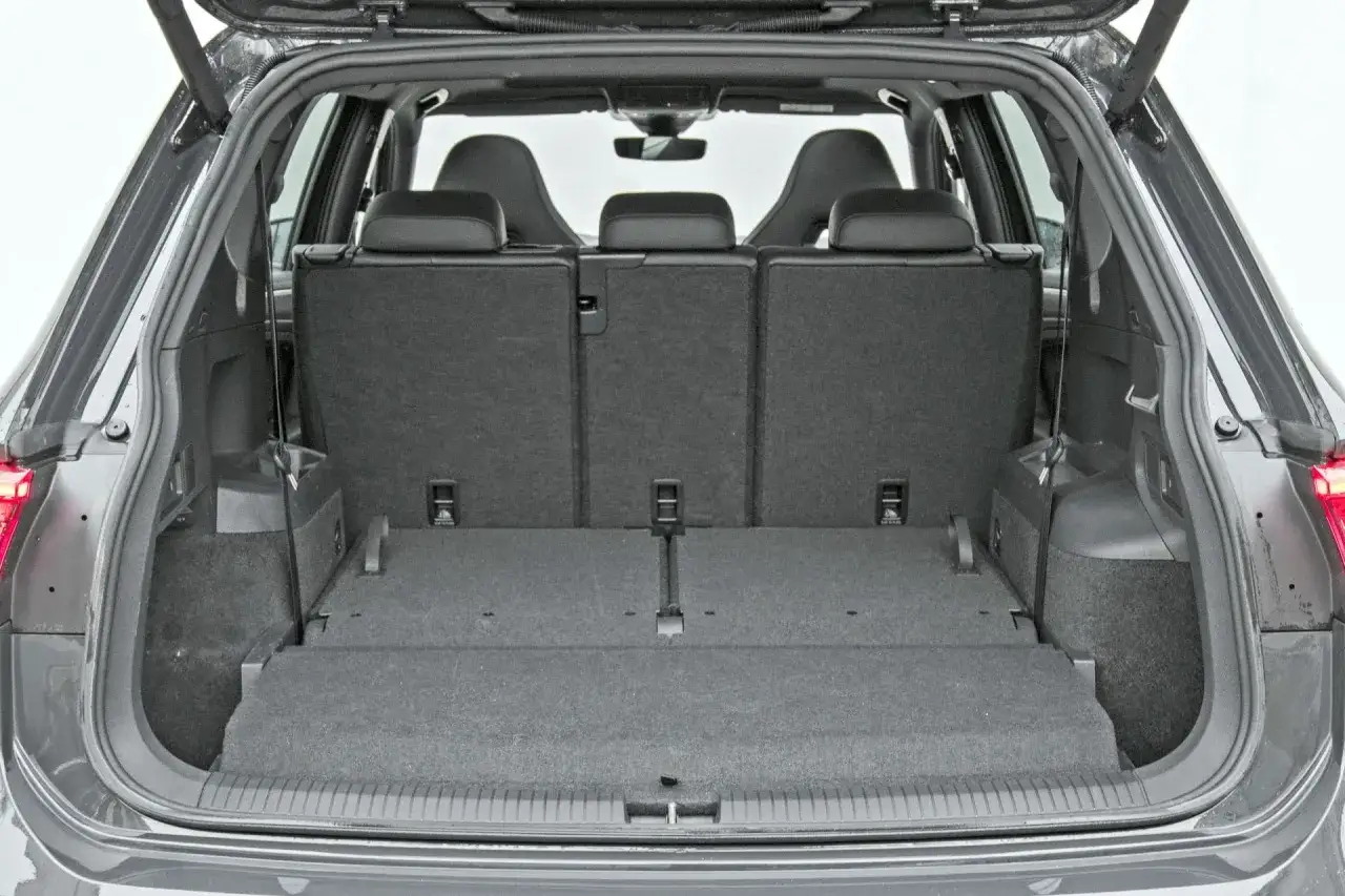 Bagażnik Seat Tarraco z opuszczonymi siedzeniami, pokazujący jego przestronność i potencjalne wymiary do transportu.