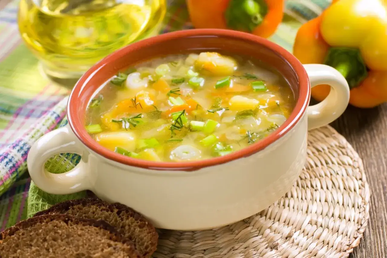Aromaticzna zupa jarzynowa kcal, pełna warzyw i ziół, podana z ciemnym chlebem. Idealna na lekki posiłek.