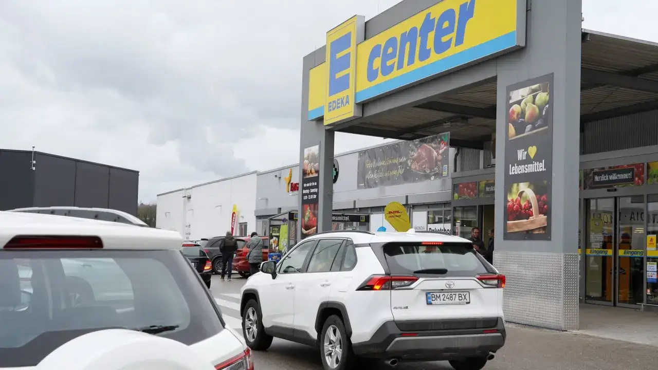 Autos warten an der Parkplatz Ausfahrt vor dem Edeka Center. Vorfahrt beachten!