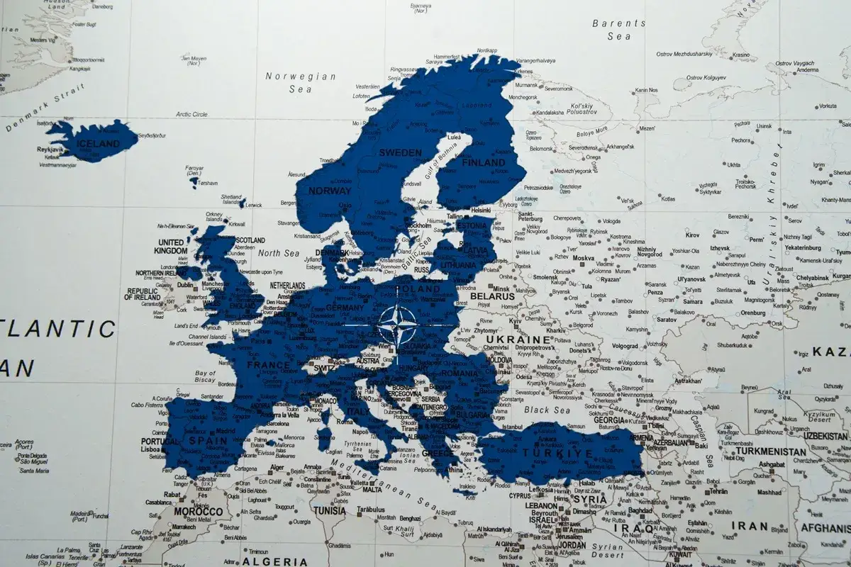 Mapa Europy i Bliskiego Wschodu z zaznaczonym **art 5 NATO**. Widoczne kraje, miasta, morza i oceany.