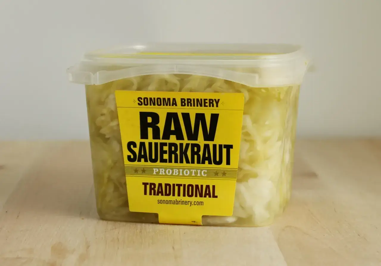 En burk rå surkål från Sonoma Brinery, traditionell och probiotisk. Perfekt för den som vill ha nyttigt tillskott i kosten.