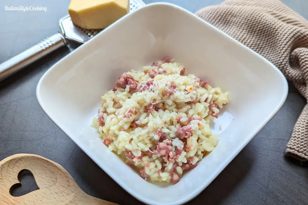 Cremiges Risotto mit herzhafter Salsiccia, garniert mit frisch geriebenem Parmesan. Ein Genuss f&uuml;r jeden Tag.