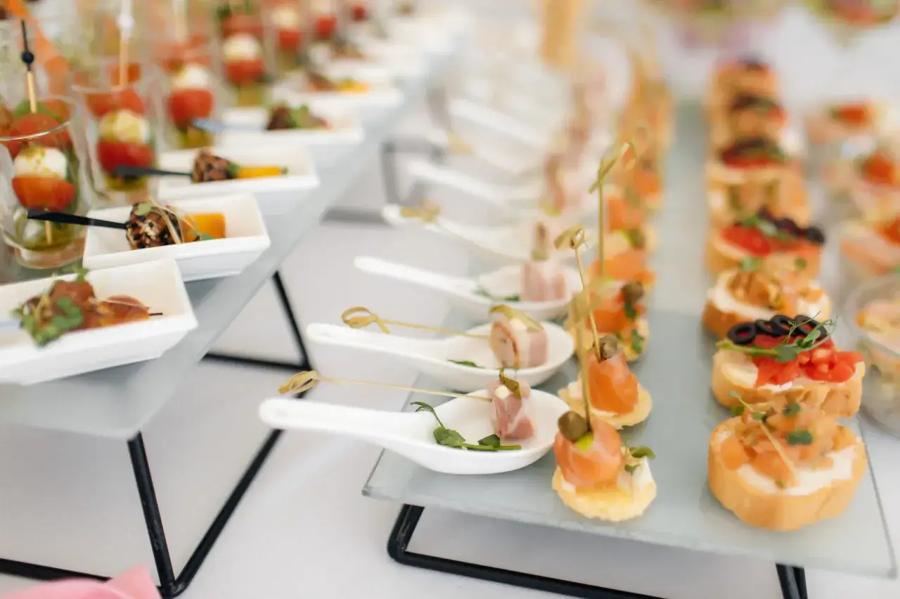 Un élégant buffet de mariage propose un assortiment de bouchées raffinées, parfaites pour l'entrée du repas.