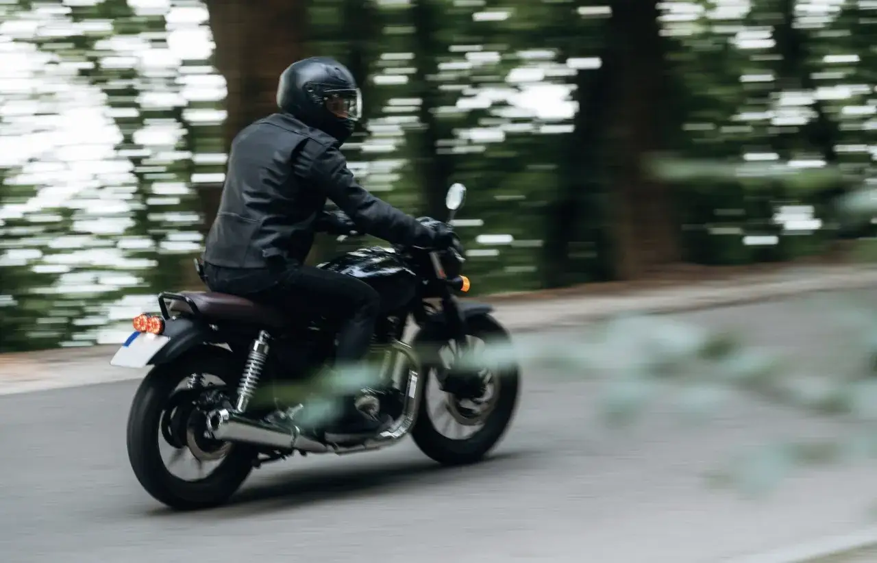 mężczyzna jadący na motorze
