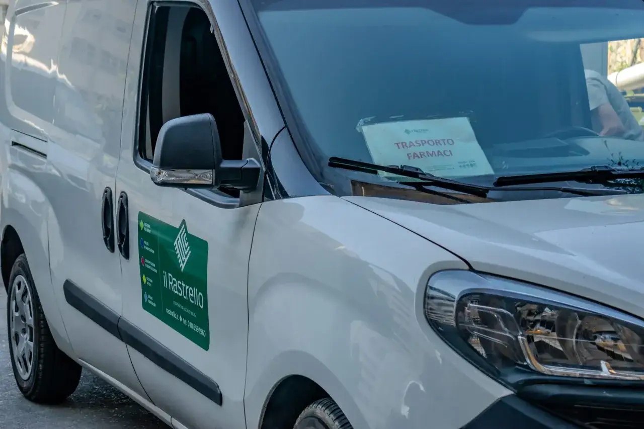 Furgone bianco con logo 