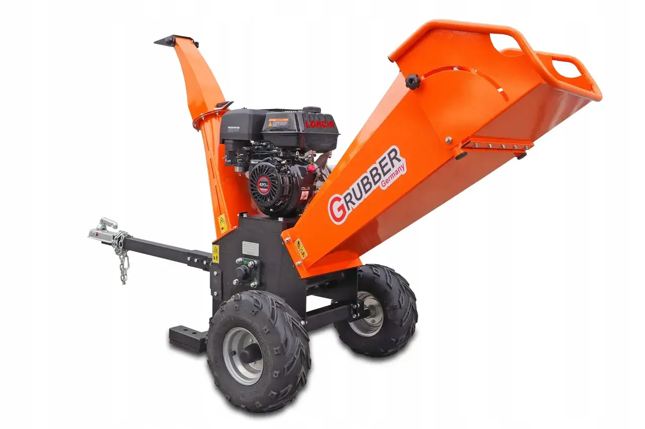 Pomarańczowa łuparka do gałęzi GRUBBER z silnikiem Loncin 420cc, na kołach, z zaczepem do przyczepy.