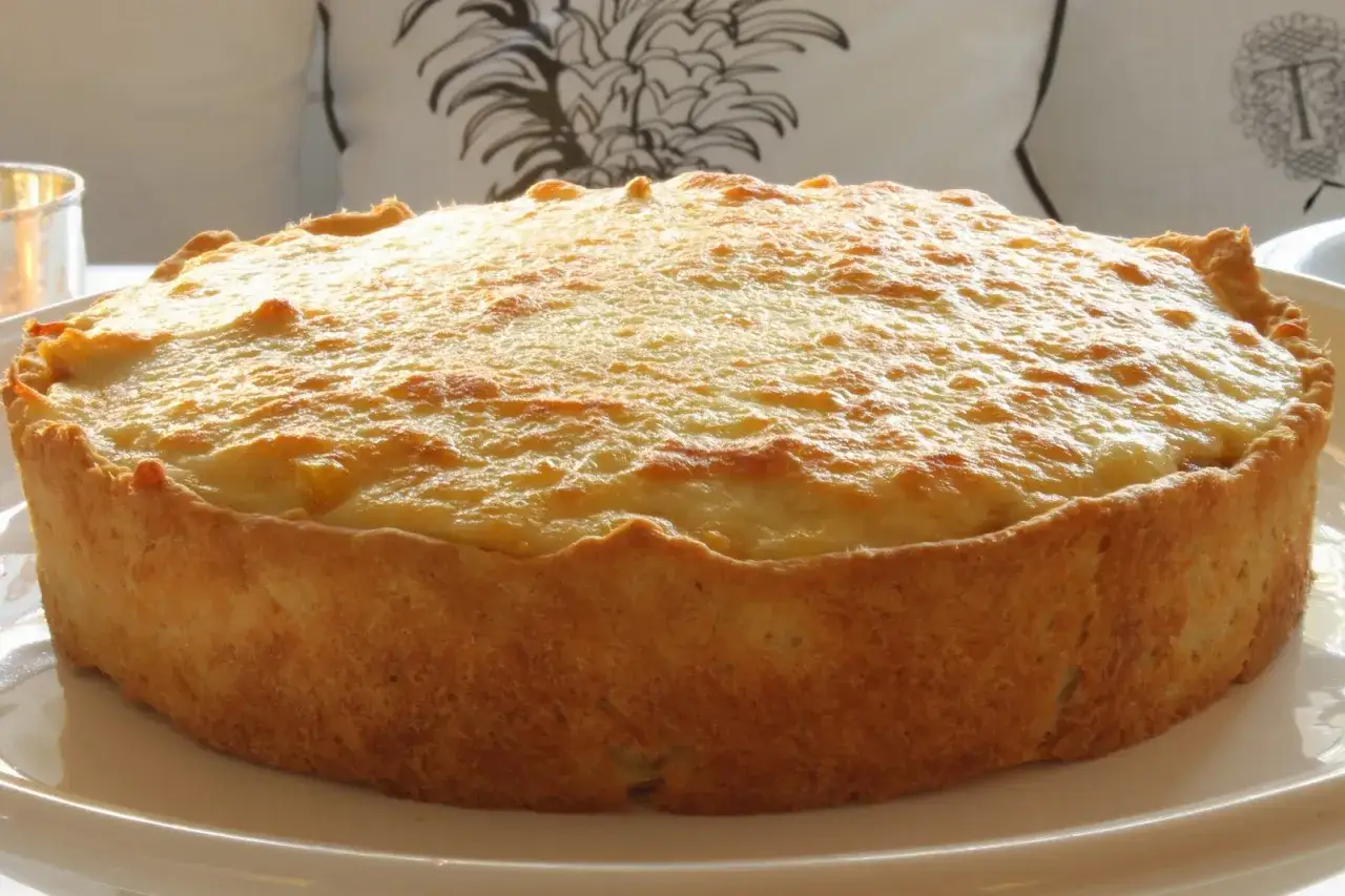 En gyllene kycklingpaj med krämig fyllning, perfekt för ett kycklingpaj recept.