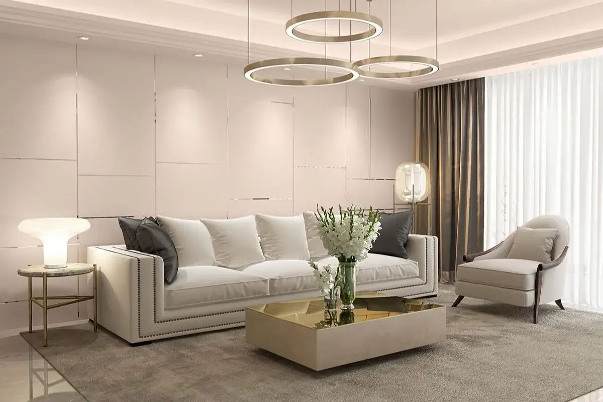 Elegancki art deco salon z białą sofą, złotym stolikiem kawowym i designerskimi lampami.