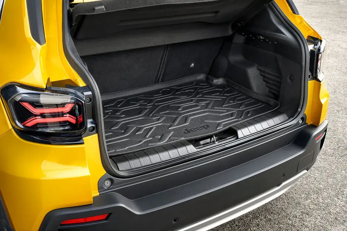 Maletero de Jeep Renegade con alfombrilla protectora negra con dise&ntilde;o geom&eacute;trico y logo Jeep. Listo para tus aventuras.
