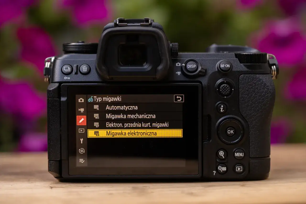 Menu aparatu Nikon z opcjami migawki. Dowiedz się, jak sprawdzić przebieg aparatu Nikon, analizując ustawienia migawki.