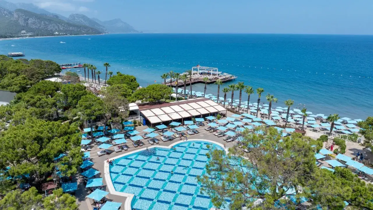 Luksusowy hotel w Kemerze, Turcja, z basenem, plażą i widokiem na morze. Idealne miejsce na wakacje.