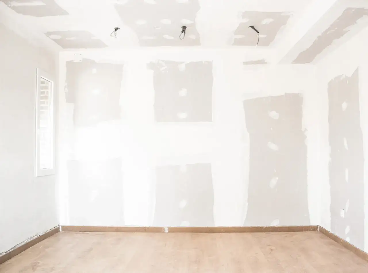 Pièce en cours de rénovation, murs et plafond en placo brut, fils électriques apparents. Idéal pour estimer le prix pose placo m2.