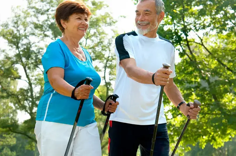 Osoba starsza uprawiająca nordic walking