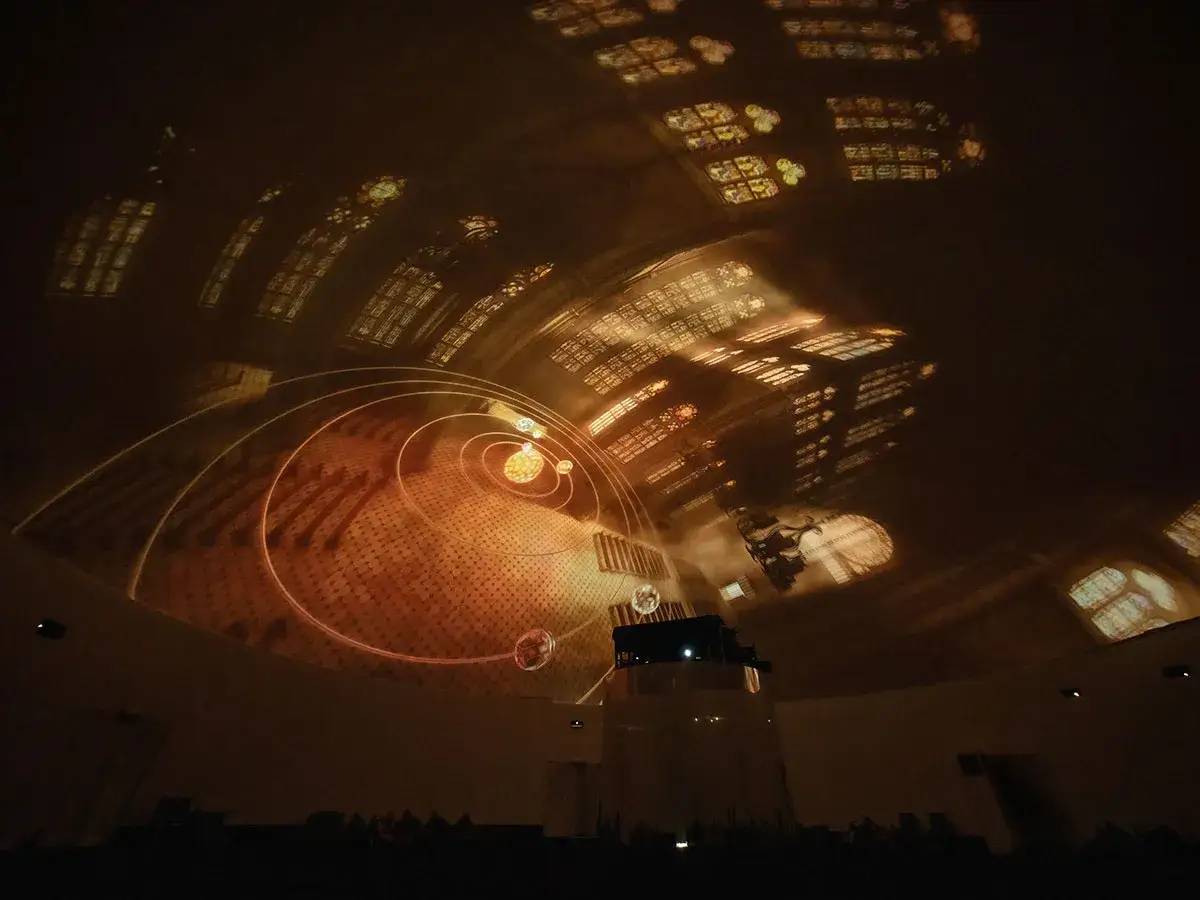 Wewnątrz planetarium co to? Projekcja Układu Słonecznego na kopule, przypominającej witraże.