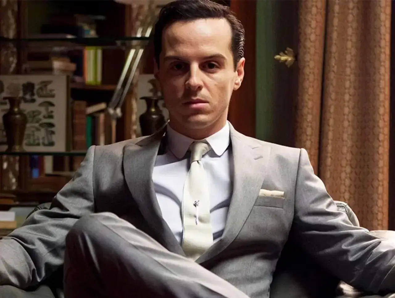 Andrew Scott i grå kostym, en minnesvärd karaktär från filmer och tv-program.