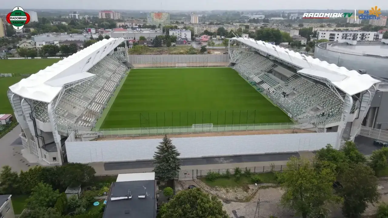 Nowoczesny stadion rks radomiak radom z zieloną murawą i białym dachem.