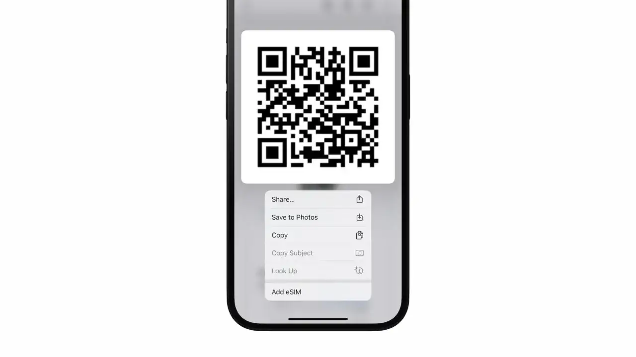 Un QR code sur un t&eacute;l&eacute;phone, pr&ecirc;t &agrave; transformer votre SIM en eSIM.