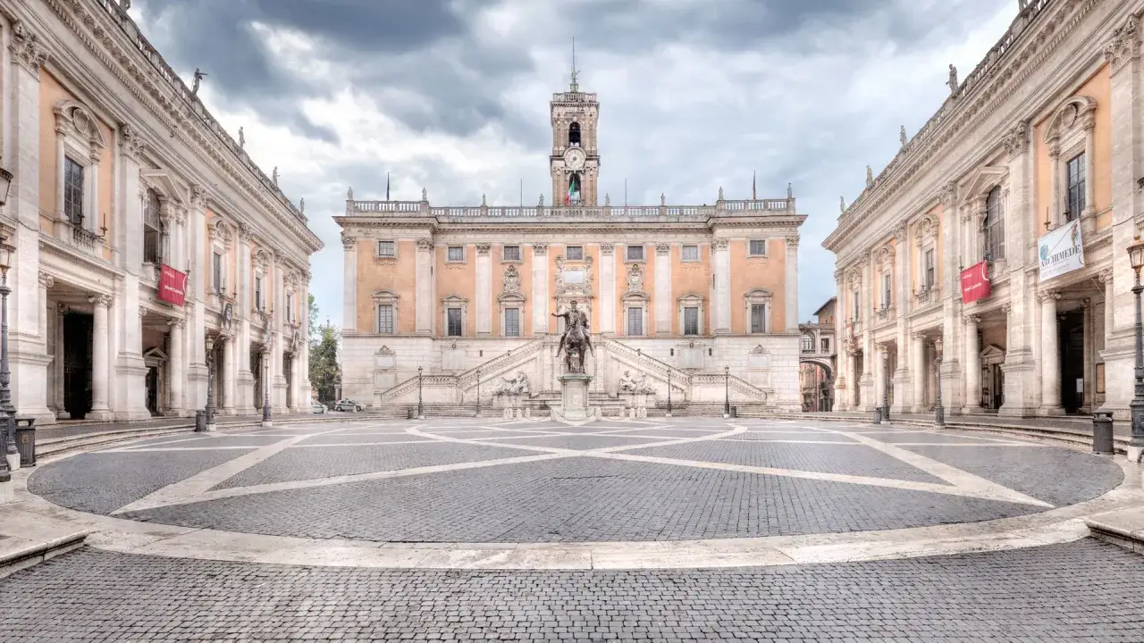 Piazza del Campidoglio a Roma, con la statua equestre al centro e i palazzi rinascimentali che incorniciano la scena.