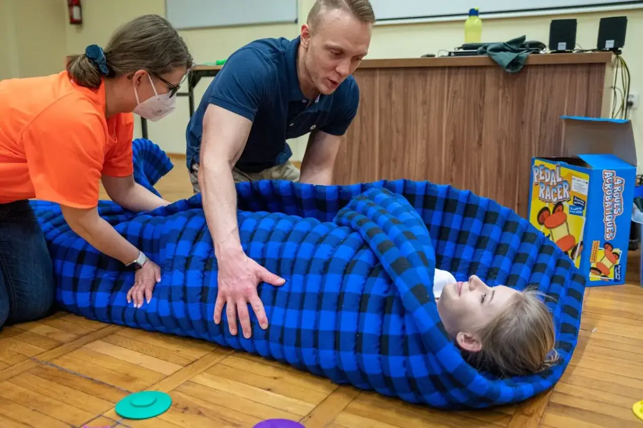 Technik masażysta podczas pracy z pacjentem