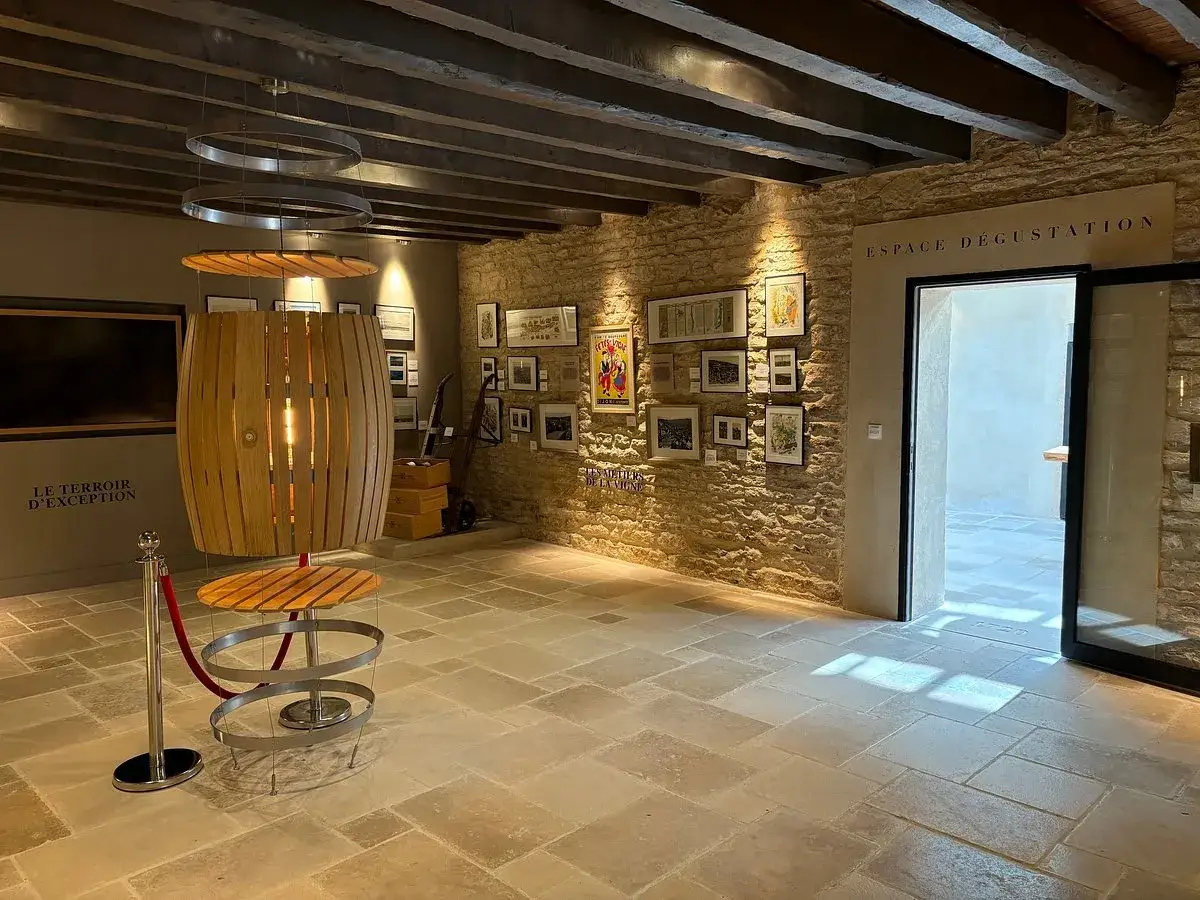 L'espace dégustation de la Maison Champy, avec son décor en pierre et bois, invite à la découverte.