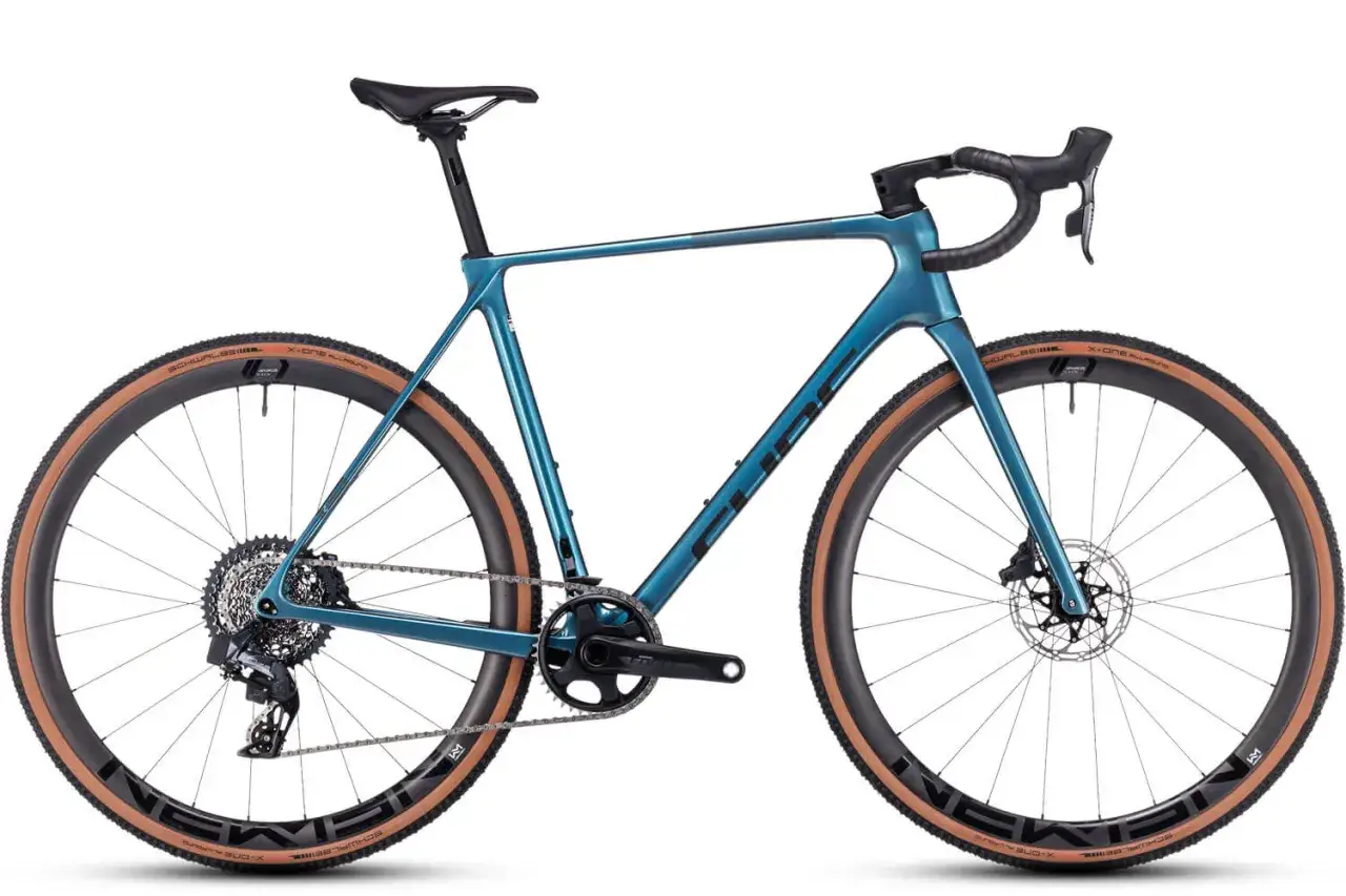 Ein blaues Cube Cross Race Test-Rad mit breiten Reifen und Scheibenbremsen, bereit für jedes Gelände.