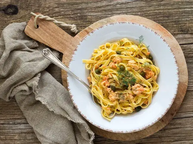 plato de pasta con salmón cremosa y eneldo